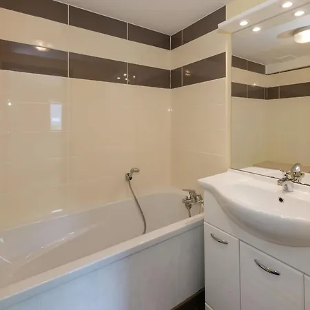 펜션 Appealing In Malm Dy With Indoor Pool 말메디